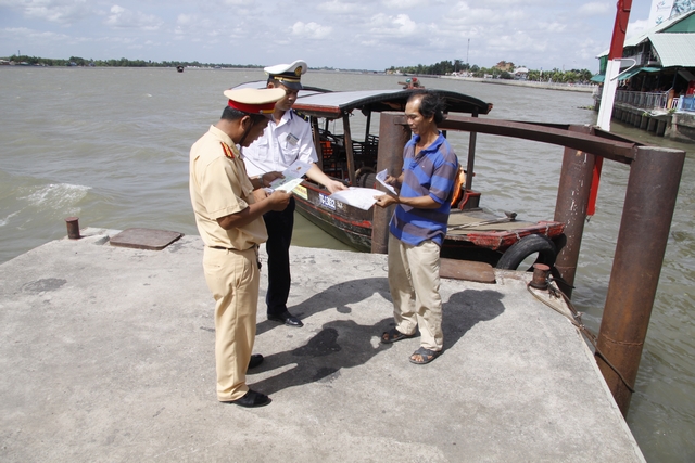 Cảnh sát đường thủy phối hợp với Cảng vụ IV kiểm tra tàu khách du lịch.