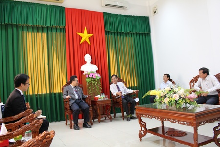Phó Chủ tịch Thường trực UBND tỉnh- Lê Quang Trung trò chuyện cùng Tổng lãnh sự Nhật Bản tại TP Hồ Chí Minh.