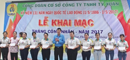Ông Huỳnh Bá Long- Tỉnh ủy viên, Chủ tịch Liên đoàn Lao động tỉnh trao quà cho công nhân.