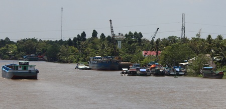 Với lợi thế ven sông Măng Thít, nhiều cơ sở đóng tàu phát triển, tạo nhiều việc làm cho lao động địa phương.