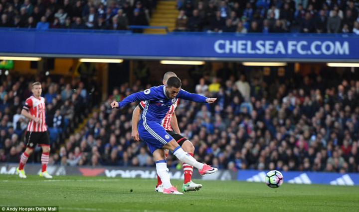 Ngay ở phút thứ 5, Eden Hazard đã cụ thể hóa quyết tâm thành hành động, khi ghi bàn mở tỉ số cho Chelsea (Ảnh: Daily Mail).