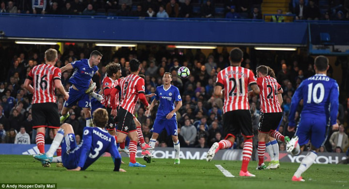 Mặc dù vậy, với sức mạnh của mình, Chelsea nhanh chóng kiểm soát tình hình. Phút 45, Cahill ghi bàn nâng tỉ số lên 2-1 cho The Blues (Ảnh: Daily Mail).