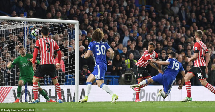 Ở các phút 53 và 89, Costa tỏa sáng giúp Chelsea dẫn trước 4-1 (Ảnh: Daily Mail).