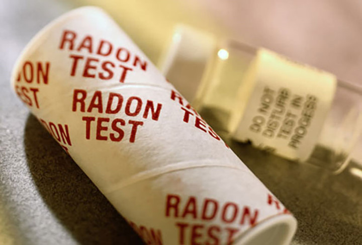 Khí radon: Loại khí phóng xạ tự nhiên có thể tích tụ trong nhà và làm tăng nguy cơ ung thư phổi, đặc biệt ở những người hút thuốc. Đây là nguyên nhân thứ hai gây ung thư phổi. Bạn không thể ngửi thấy mùi hoặc nhìn thấy nó, nhưng bạn có thể sử dụng một bộ kiểm tra đơn giản để tìm ra nó.