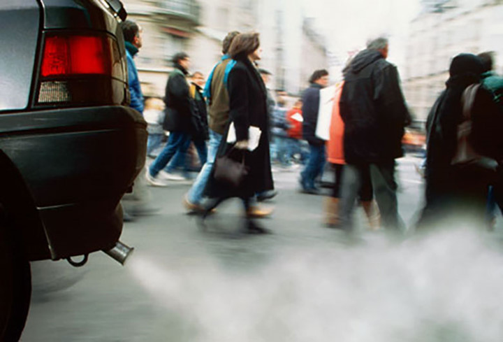 Ô nhiễm không khí: Nó gây ra ít trường hợp ung thư hơn hút thuốc lá, nhưng vẫn cần phải tránh. Các chuyên gia cho rằng ô nhiễm không khí từ ô tô, nhà máy và nhà máy điện có thể ảnh hưởng đến phổi tương tự như khói thuốc lá.