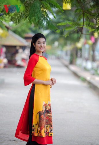 Tham gia trình diễn tại Lễ hội áo dài Huế 2017, Hoa hậu Ngọc Hân mang đến BST mang tên “Bức họa đồng quê” đầy ấn tượng