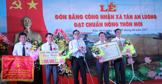 Ông Lê Quang Trung- Ủy viên Thường vụ Tỉnh ủy, Phó Chủ tịch Thường trực UBND tỉnh đến dự lễ, trao bằng công nhận xã NTM và các danh hiệu khen thưởng cho xã Tân An Luông.