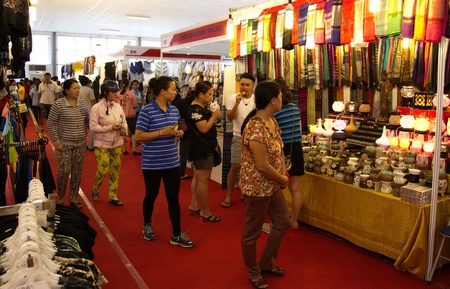 Đông đảo khách  tham quan, mua sắm tại hội chợ.