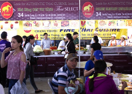 Hội chợ không chỉ là nơi mua sắm mà còn là nơi tận hưởng các món ăn đặc sản của xứ sở chùa vàng.
