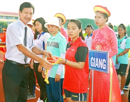 Ông Nguyễn Thiện Chí- Phó Giám đốc Sở Văn hóa, Thể thao và Du lịch tỉnh Bến Tre, Phó BTC đại hội trao cờ lưu niệm cho các đoàn VĐV tại lễ khai mạc.