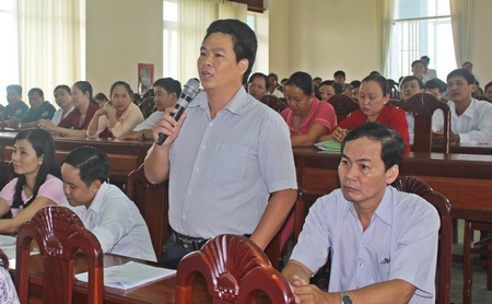 Cử tri huyện Long Hồ gửi gắm tâm tư, nguyện vọng đến Quốc hội.