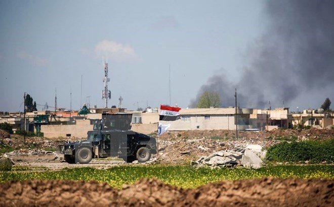 Khói bốc lên sau các cuộc giao tranh giữa quân đội Chính phủ và các tay súng IS tại Mosul ngày 4/4. (Nguồn: AFP/TTXVN)