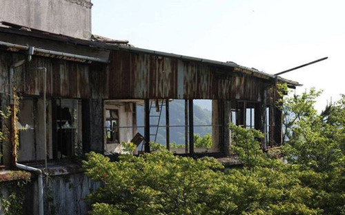 Để khắc phục tình trạng, chính phủ Nhật Bản yêu cầu đánh thuế 100% đối với nhà hoang nếu không chịu sửa chữa, dỡ bỏ thay vì 1/6 hoặc 1/3 như nhà ở thông thường.