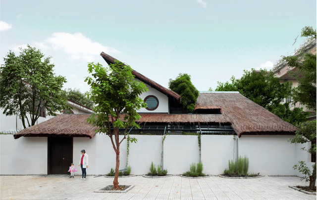 Nằm trên khu đất 800m2 tại thành phố Biên Hòa, Đồng Nai nhưng chủ của ngôi nhà này chỉ xây dựng hơn 200m2, tất cả diện tích còn lại là dành cho cây xanh và không gian ngoài trời.