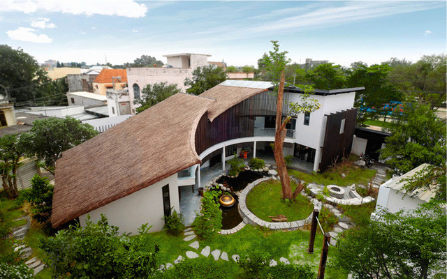 Ngôi nhà là sự kết hợp giữa cấu trúc nhà truyền thống và hiện đại với mái lá và, hệ lam gỗ bao quanh