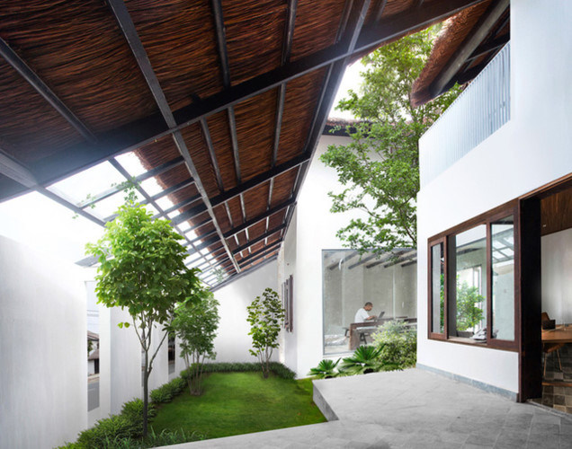 Với thiết kế đặc biệt, mọi không gian chức năng trong nhà nơi đâu cũng tràn ngập cây xanh và ánh sáng mặt trời.