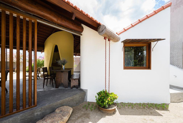 Lối vào nhà được thiết kế đặc biệt với mái vòm rộng. Đây là một nét đặc trưng trong phong cách Địa Trung Hải giúp căn nhà trở nên mềm mại, sáng sủa hơn.