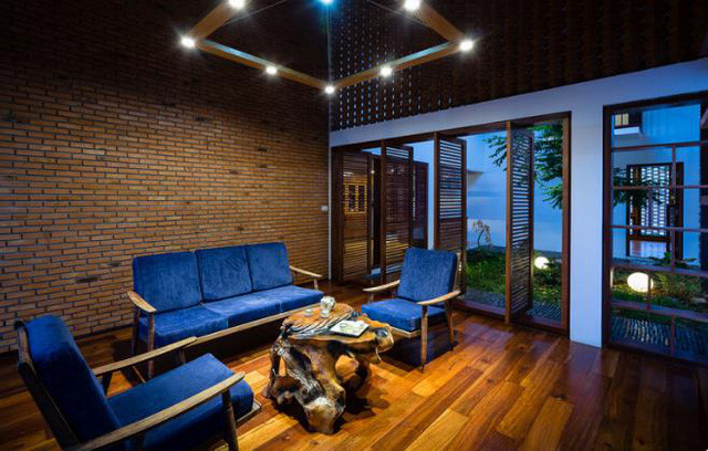 Bên trong ngôi nhà nội thất hầu như được sử dụng bằng vật liệu gỗ đơn giản kết hợp gạch nung, đem đến cảm giác bình dị, gần gũi cho con người.