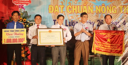 Phó Chủ tịch Thường trực UBND tỉnh- Lê Quang Trung trao bằng công nhận đạt chuẩn nông thôn mới và khen thưởng công trình phúc lợi trị giá 1 tỷ đồng cho xã Tân Lược.