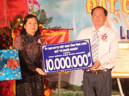 Bà Lê Hồng Đào- Phó Chủ tịch UBMTTQ Việt Nam tỉnh Vĩnh Long trao biểu trưng hỗ trợ học bổng 10 triệu đồng trích từ Quỹ “Vì người nghèo”. 