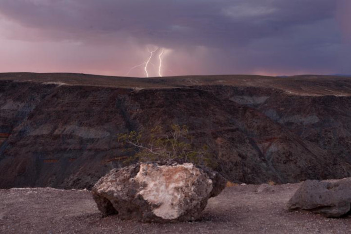 Tia sét “xé toạc” bầu trời trong ánh chiều tà ở khu vực công viên quốc gia Death Valley, California.