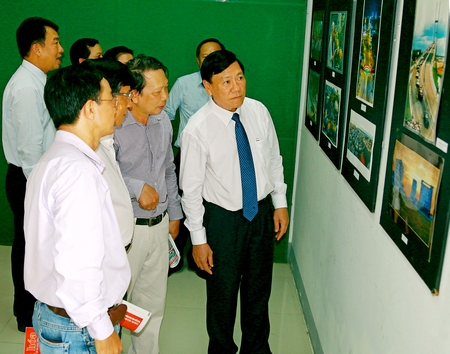 Bí thư Tỉnh ủy- Trần Văn Rón tham quan phòng triển lãm tranh, ảnh nghệ thuật.