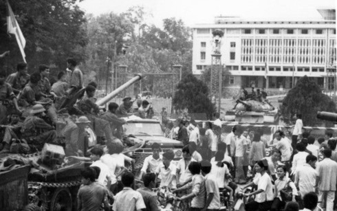 Nhân dân Sài Gòn đổ về dinh Độc Lập chào mừng quân giải phóng. Ảnh tư liệu. (Nguồn: TTXVN)