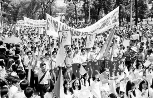 Nhân dân Sài Gòn diễu hành mừng thành phố được giải phóng ngày 15/5/1975. (Ảnh: Tư liệu TTXVN)