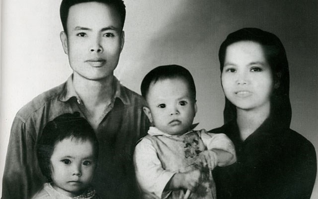 Nhà báo Lương Nghĩa Dũng cùng vợ và hai con đầu (ảnh chụp 1967). (Ảnh: Tư liệu gia đình)