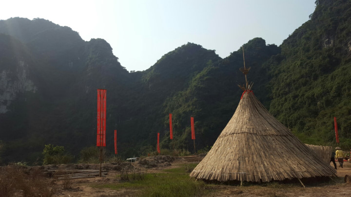 Từ những hình ảnh nguyên mẫu mà đoàn làm phim cung cấp, Ban quản lý khu du lịch Tràng An đã dựng lại mô hình làng thổ dân gần giống như trong phim để phục vụ du khách đến tham quan.