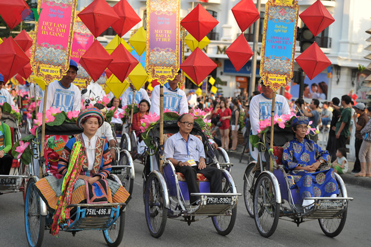 Lễ tế diễn ra với không khí trang nghiêm, đầy đủ các nghi lễ truyền thống, bên cạnh đó là lễ rước tôn vinh nghệ nhân và thợ thủ công nghề truyền thống Việt Nam. Các đoàn rước đến từ các làng nghề truyền thống trong nước và quốc tế cùng tham gia diễu hành.