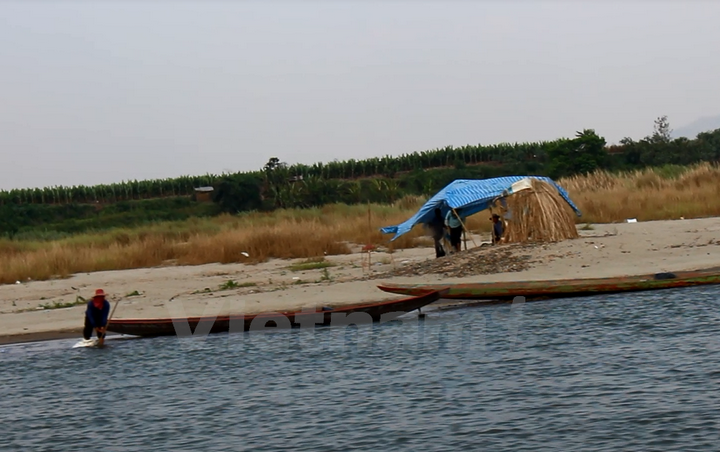 Người dân đánh bắt cá trên sông Mekong, tại Thái Lan. (Ảnh: Hùng Võ/Vietnam+)