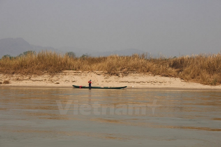 Những bãi đá nổi trên sông Mekong. (Ảnh: Hùng Võ/Vietnam+)