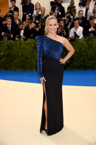 Reese Witherspoon tươi trẻ đầm lệch vai tông xanh gợi cảm kết hợp cùng chân váy đen dáng dài cắt xẻ táo bạo, khoe khéo đôi chân thon dài trên thảm đỏ sự kiện.