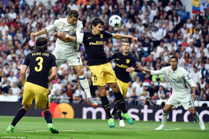 Phút thứ 10, từ pha tạt bóng của Casemiro, Ronaldo bật cao đánh đầu mở tỉ số cho Real (Ảnh: AFP).