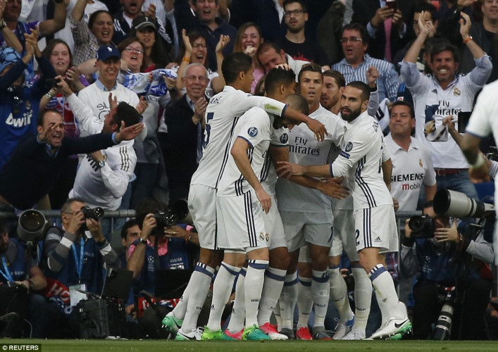 Các cầu thủ Real ăn mừng bàn mở tỉ số (Ảnh: Reuters).