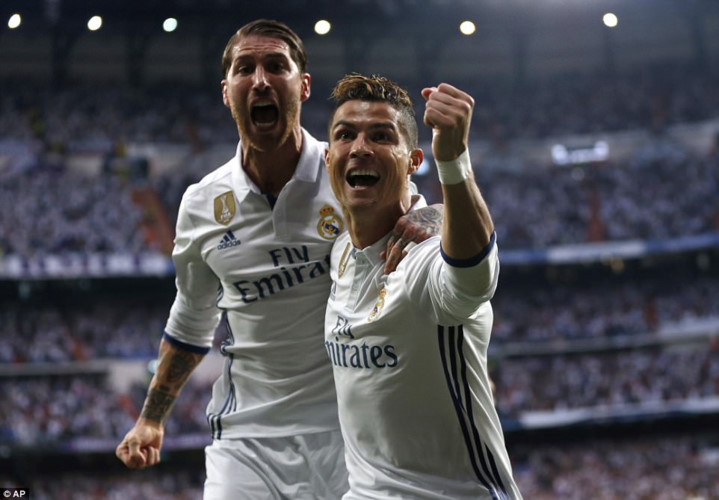 Ronaldo và Ramos ăn mừng cuồng nhiệt sau bàn thắng khai thông thế bế tắc (Ảnh: AP).