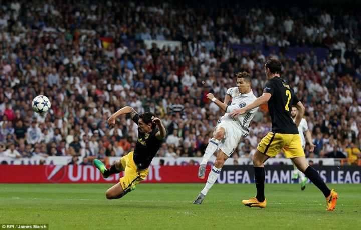 Phút 73, Ronaldo dứt điểm quyết đoán sau pha chuyền bóng của Benzema, nâng tỉ số lên 2-0 cho Real (Ảnh: BPI).