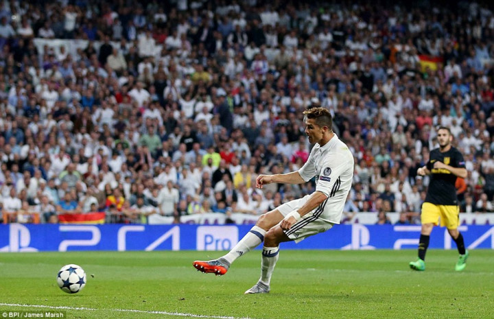 Phút 86, Ronaldo hoàn tất cú hat-trick sau khi dứt điểm cận thành từ đường chuyền của Vazquez. (Ảnh: BPI)