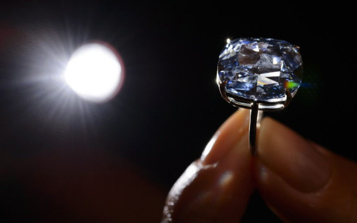 Chiếc nhẫn kim cương xanh được bán đấu giá hơn 48 triệu USD