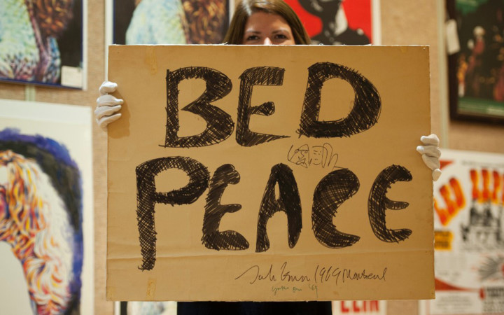 Tấm áp phích cổ động phong trào Bed-in for Peace (tạm dịch Nằm vì hòa bình) của vợ chồng nghệ sỹ âm nhạc tài hoa John Lennon được mua với mức giá kỷ lục 154.628 USD