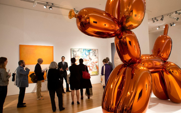 Tác phẩm điêu khắc con chó bong bóng của nghệ sĩ đương đại Mỹ Jeff Koons được một người mua với giá 58.405.000 USD trong cuộc đấu giá của Christie’s tổ chức vào năm 2013