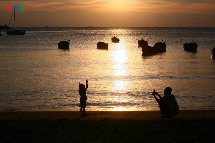 Bãi Trước, còn được gọi là bãi Tầm Dương do nằm ở phía Tây, có thể ngắm mặt trời lặn trên biển. Nơi đây cũng là bến của những con tàu đánh cá.