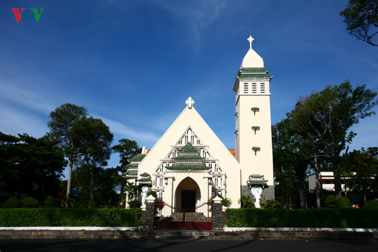 Nhà thờ Bến Đá nằm ở phía bắc thành phố, một dấu ấn kiến trúc hiện đại, hoàn thành xây dựng năm 2004.
