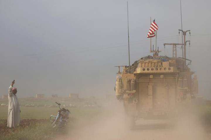 Phản ứng của một người đàn ông khi quan sát xe quân sự của Mỹ di chuyển ở thị trấn Darbasiya gần khu vực biên giới Thổ Nhĩ Kỳ - Syria.