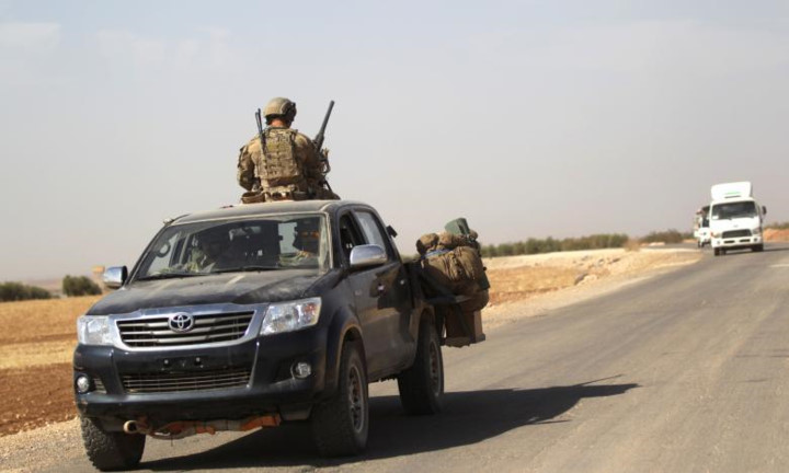 Xe chở lính Mỹ xuất hiện trên tuyến đường nối thị trấn al-Rai đến thành phố Azaz ngày 4/10/2016.