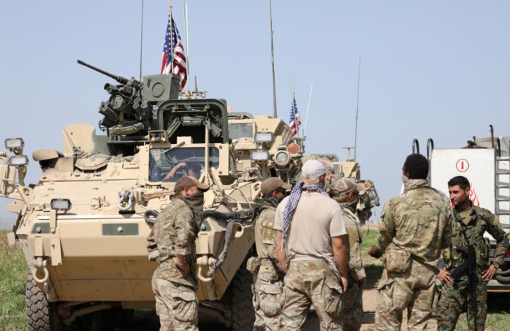 Các tay súng người Kurd thuộc Các Đơn vị Bảo vệ Nhân dân người Kurd (YPG) trò chuyện cùng các binh lính Mỹ ở thị trấn Darbasiya của Syria, gần biên giới với Thổ Nhĩ Kỳ ngày 29/4.