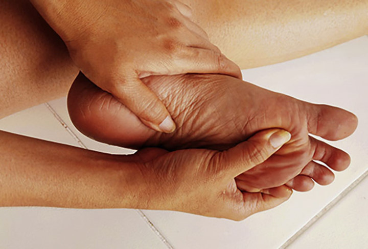 4. Vấn đề ở chân: Nếu bệnh tiểu đường gây tổn thương cho dây thần kinh của bàn chân, làm cho máu chảy trong khu vực đó khó hơn. Những vấn đề này có thể gây ra rất nhiều tổn hại mà ngón chân và bàn chân của bạn, thậm chí cần phải được cắt bỏ. Hãy kiểm tra bàn chân hàng ngày, giữ cho chúng sạch sẽ và giữ ẩm, mang giày phù hợp.