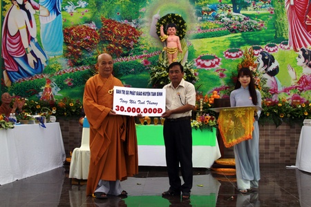 Thượng tọa Thích Phước Hùng- Trưởng Ban Ban Trị sự Giáo hội Phật giáo Việt Nam huyện Tam Bình trao biểu trưng số tiền hỗ trợ xây nhà tình thương cho UBMTTQ huyện Tam Bình