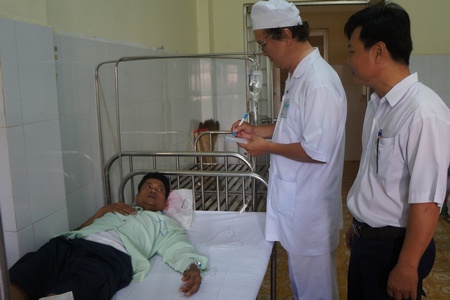 Thành viên Tổ CTXH tìm hiểu tâm tư nguyện vọng của bệnh nhân Thạch Thành (xã Trà Côn- Trà Ôn).